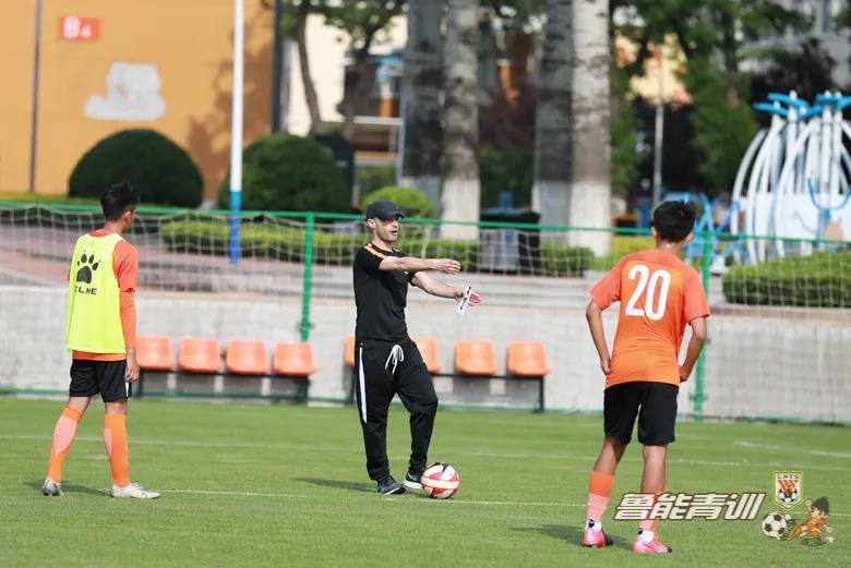 678体育官网- 瓦朗谢讷启用虚拟现实训练，球员适应新技术  